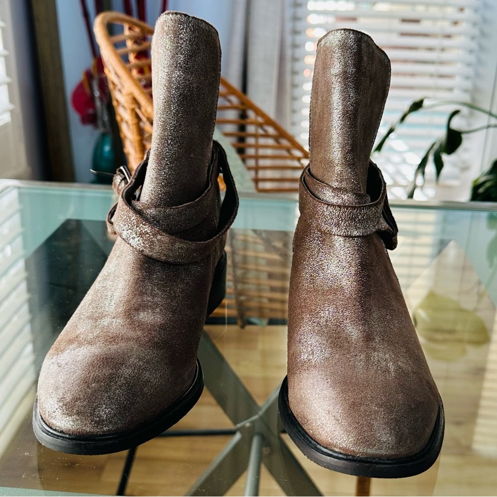 Seychelles Stylish distressed Silver and  Brown Ankle Boots